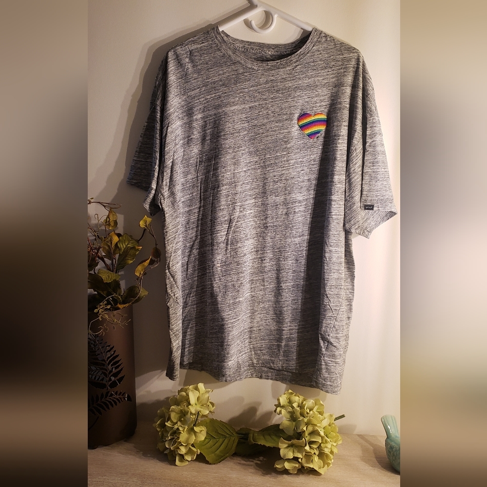 VS PINK One size. Gray tee with embroidered rainbow heart.